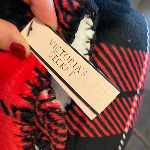 NWT beautiful plaid. Perfect gift!!!! Victorias secret plaid sherpa blanket - Picture 3 of 3